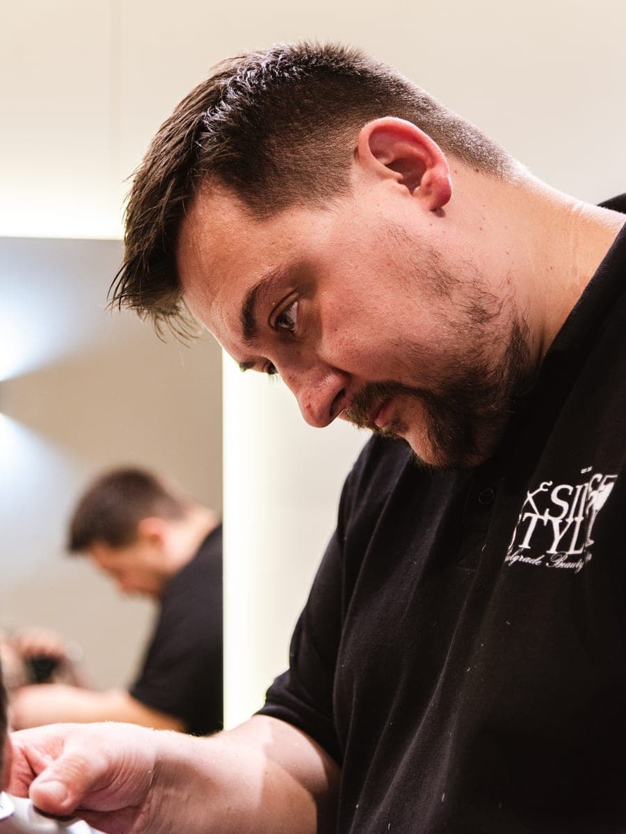 Muško šišanje i brada — Sip & Style, Samo Makedonska 17